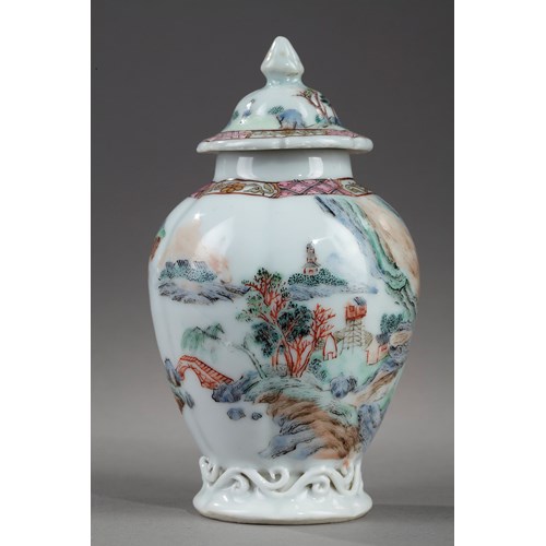 Tea caddy famille rose porcelain decorated with a landscape